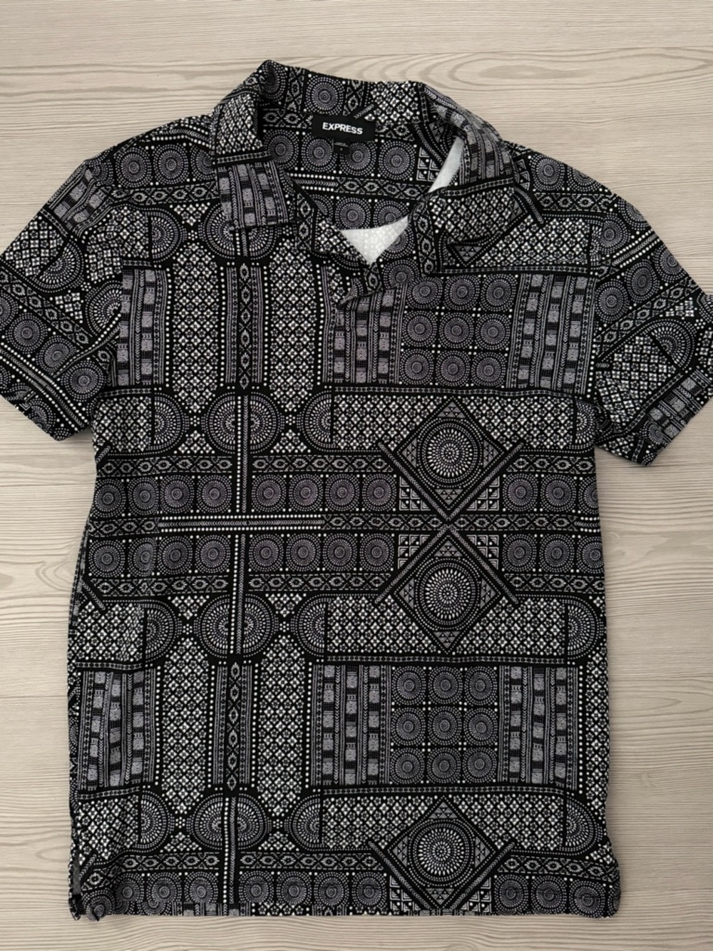 Express Men’s Black White Pattern Short Sleeve Button Up Shirt Small
